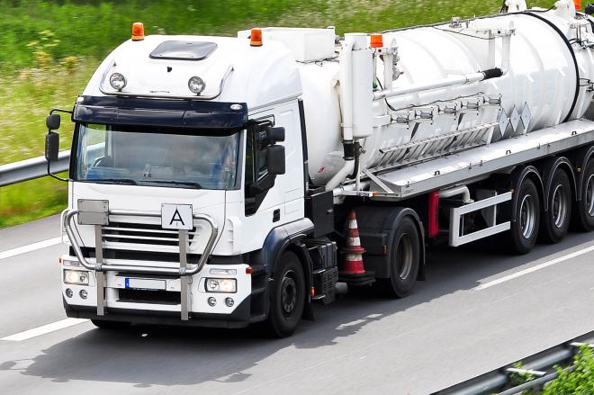 LKW mit A-Warnschild auf der Autobahn